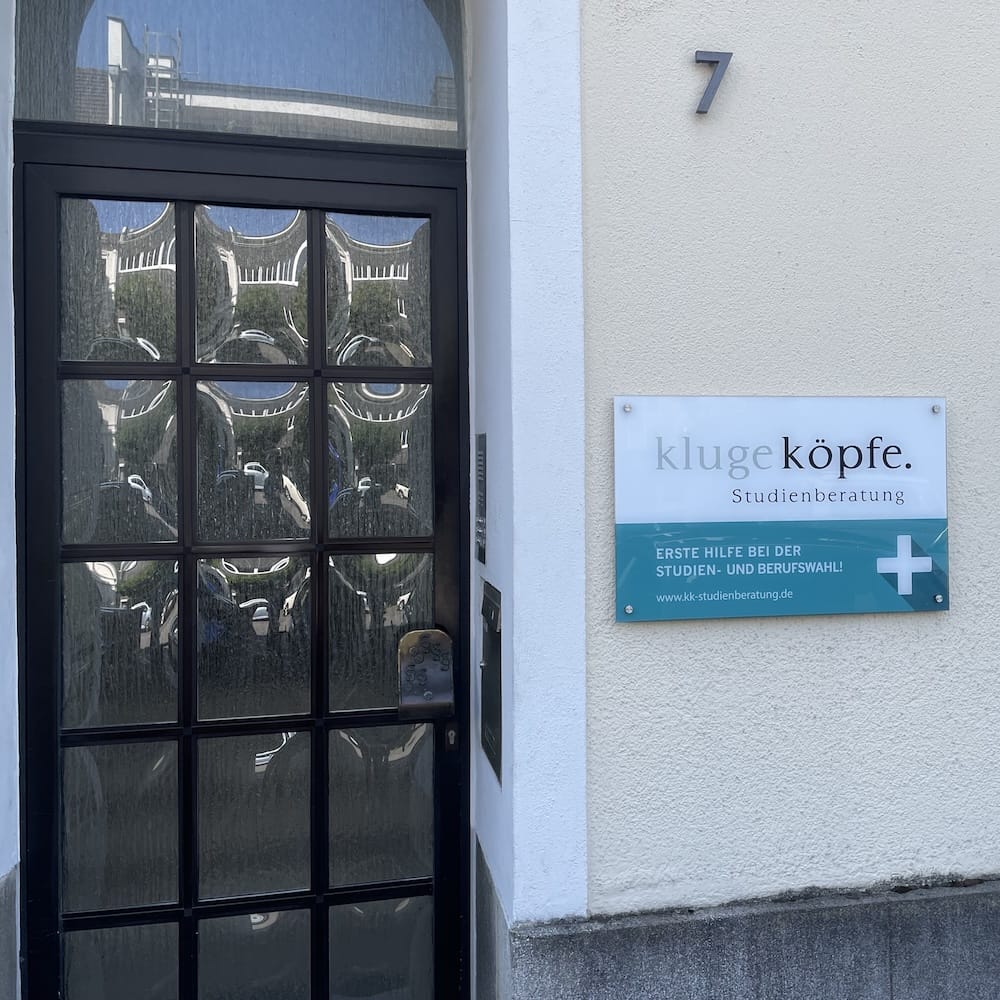 Hauseingang mit Firmenschild von klugeköpfe